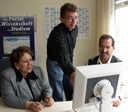 Bild: Sechs Wochen lang waren  Abdul-Karim Kadhim (IT-Experte der Al-Nahrain Universität) und Dr. Faiza Al-Bayati (Abteilungleiterin Zentrale Bibliothekssysteme der Universität Bagdad) Gäste der Bielefelder Universitätsbibliothek. Hier zusammen mit dem Mitarbeiter Sebastian Wolf.