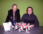 Bild: Bielefelder Biokybernetiker kompetent in Bionik: Das Foto zeigt (v.l.) Prof. Josef Schmitz zusammen mit Axel Schneider und TARRY. 