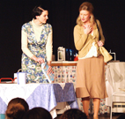 Bild: Die English Drama Group der Universität Bielefeld präsentiert das amerikanische Theaterstück "Crimes of the heart" von Beth Henley. Foto zeigt (v.l): Sabrina Köpke (Lenny Magrath) und Catharina Cerny (Chick). 