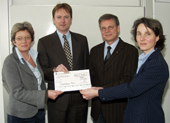 Bild: Präsident Dr. Wolf Ebmeyer (2.v.r.) und Projektbetreuer Prof. Dr. Fred Becker (2.v.l.) vom Rotary-Club Bielefeld übereichten den beiden Vertreterinnen vom SchülerInnen-Büro Dr. Andrea Frank (links) und Anja Neumann die Spende in Höhe von 4.000 Euro.