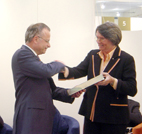 Bild: Ministerin Thoben verlieh den Preis ?Net?sworker des Jahres 2006? an Herbert Koepplinger