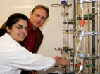 Bild: Lernten sich auf einer internationalen Konferenz kennen: Humboldt-Stipendiatin Dr. Sofia Maria Kapetanaki und Prof. Dr. Joachim Heberle.