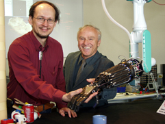 Bild: Machen gemeinsame Sache beim neuen SFB 673: Der Informatiker Prof. Dr. Helge Ritter und der Linguist Prof. Dr. Gert Rickheit.