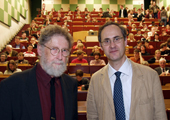 Bild: Ehrendoktorwürde für Prof. Dr. John Meyer. Prof. Dr. John Meyer (links) und Prof. Dr. Lutz Leisering (Fakultät für Soziogie).