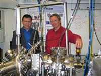 Bild: Neuartiges Nano-Licht-Werkzeug mit erstaunlichen Eigenschaften. Auf dem Foto Martin Aeschlimann (l) und Walter Pfeiffer (r) an dem Photoemissions-Elektronenmikroskop der TU Kaiserslautern