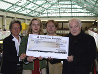 Bild: Rotary-Club Biewlefeld Süd unterstützt Universitätsaktivitäten zur Förderung von besonders begabten Schülerinnen und Schülern. Mehr als 7.000 Euro für Aktivitäten des SchülerInnen-Büros der Universität Bielefeld. Das Foto zeigt (v.l.) Dr. Andrea Frank