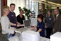 Bild: Bibliotheks-Kooperation mit FH Diakonie. Die Studierenden Katharina Seele und Jens Kratzenberg
