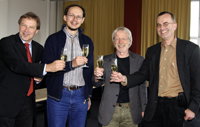Bild: Bielefelder Erfolge bei der Exzellenzinitiative von Bund und Länder - das Cluster "Cognitive Interaction Technology" und die Graduiertenschule "Bielefeld International Graduate School in History and Sociology" haben auch die entscheidende Hürde genommen. Strahlende Gesichter bei Kanzler Hans-Jürgen Simm  Professor Dr. Helge Ritter