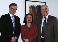 Bild: Rektor Prof. Dr. Dieter Timmermann (rechts) begrüßt die neue Prorektorin Prof. Dr. Joanna  Pfaff-Czarnecka und den neuen Prorektor Prof. Dr. Johannes Hellermann.