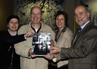 Bild: Veit Mette und sein Fotobuch Ebene Null. Das Foto zeigt (v.l.) Prof. Dr. Ulrike Davy