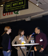 Bild: "Resonanzen"-CampusTour aus Bielefeld. Moderatorin Tanja Busse interviewt die Hertz 87
