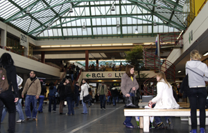 Bild: Zentrale Halle der Universität Bielefeld