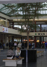 Bild: Zentrale Halle der Universität Bielefeld