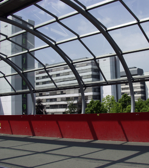 Bild: Brücke zur Universität