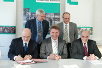 Bild: Vereinbarung unterzeichnet: Neue Max-Planck-Nachwuchsgruppe in Bielefeld und Bremen. Rektor Dieter Timmermann