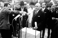 Bild: Grundsteinlegung der Universität Bielefeld mit Ministerpräsident Heinz Kühn.