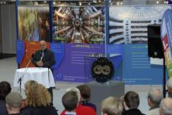 Bild: Eröffnung der CERN-Ausstellung in der Universität Bielefeld 