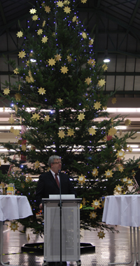 Bild: Weihnachtsbaum in der Unihalle