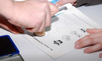 Bild: Kinder-Uni 2009: für jede besuchte Vorlesung bekommen die Kinder einen Stempel