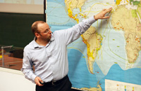 Bild: Kinder-Uni 2009: Dr. David Gilgen erklärt wie Columbus Amerika entdeckte