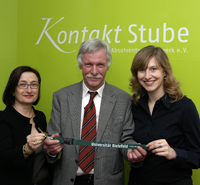 Bild: Schlüsselübergabe KontaktStube - Prorektorin  Professorin Dr. Joanna Pfaff-Czarnecka übergab den Schlüssel für die KontaktStube an den Vorsitzenden des Absolventen-Netzwerks Michael Daalmann und die Geschäftsführerin Alexandra Kühnen.