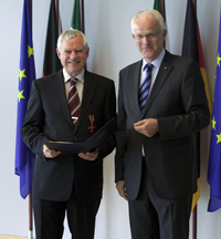 Bild: NRW Ministerpräsident Dr. Jürgen Rüttgers überreichte Prof. Dr. Alfred Pühler das Bundesverdienstkreuz.