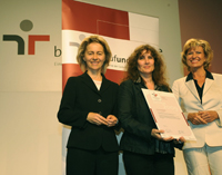 Bild: Ministerin Ursula von der Leyen (links) und Staatssekretärin Dagmar Wöhrl (rechts) überreichten das Zertifikat "Familienfreundliche Hochschule" an Kristin Unnold 