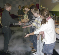 Bild: Event-Physik an der Universität Bielefeld: Das Publikum wird interaktiv in Versuche mit minus 200 Grad kaltem flüssigem Stickstoff einbezogen.