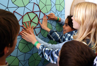 Bild: Die Ausstellung "Mathematik und Technik zum Staunen" lädt zum Mitmachen ein.