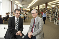 Bild: Nationaler Bibliothekspreis: Platz 2 für die Universitätsbibliothek Bielefeld. Der Rektor der Universität Bielefeld