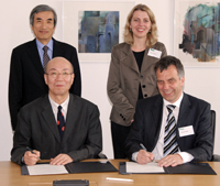 Bild: Unterzeichnung der Kooperationsvereinbarung zwischen der Universität Bielefeld und der Universität Osaka. hintere Reihe: Prof. Kiichiro Tsuji Tsuji (Univ. Osaka: Vizepräsident)
