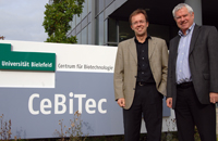 Bild: Prof. Dr. Thomas Noll (links) übernimmt das Amt von Prof. Dr. Alfred Pühler 