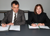 Bild: Uni-Rektor Professor Dr.-Ing. Gerhard Sagerer und FH-Präsidentin Professorin Dr. Beate Rennen-Allhoff