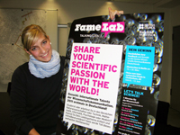 Bild: Für junge Forscher: Birte Schweter vom Wissenschaftsbüro der Bielefeld Marketing GmbH wirbt für den Science-Wettbewerb „FameLab“.