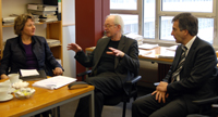 Bild: Ministerin Svenja Schulze im Gespräch mit Prof. Dr. Wilhem Heitmeyer (IKG) und Rektor Prof. Dr.-Ing. Gerhard Sagerer (v.l.) 