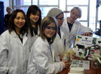 Bild: Beobachten genau die Experimente (v.l.): Reutai Chongrid