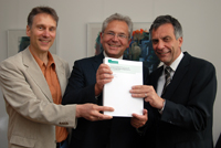Bild: Die Professoren Thomas Faist und Martin Diewald präsentieren gemeinsam mit Rektor Professor Dr.-Ing. Gerhard Sagerer (v.l.) den 400 seitigen SFB-Antrag 
