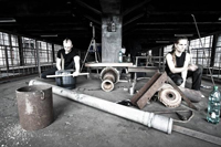 Bild: „Rohton“ musizieren sowohl mit Alltagsgegenständen als auch mit Instrumenten.