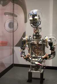 Bild: Roboter wie Barthoc und Flobi (als Projektion im Hintergrund)