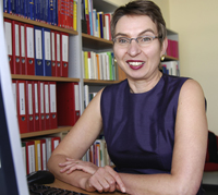 Bild: In Faktenblättern stellen Professorin Dr. Petra Kolip (Foto) von der Universität Bielefeld und ihr Team jetzt neue Forschungsergebnisse zum Gesundheitsverhalten von Schulkindern vor.