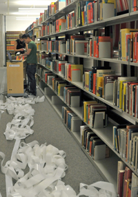 Bild: Mehr als zwei Millionen Bücher der Bielefelder Universitätsbibliothek mussten neu etikettiert werden. Die leeren Trägerrollen