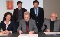 Bild: Die Unterzeichner (v.l.): Prof. Dr. Ingwer Paul (Direktor der BiSEd) und Rektor Prof. Dr.-Ing. Gerhard Sagerer (stehend)