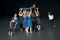 Bild: Interessierte können sich zum Tanzworkshop „Geschichten tanzen“ von Kerstin Tölle (Tanztheater Bielefeld) anmelden: 
aesthetisches-zentrum@uni-bielefeld.de. 
Foto: Tanztheater
