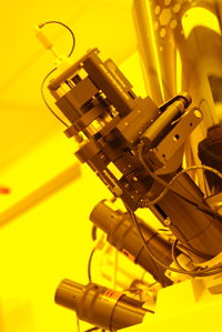 Bild: Eine Feinmechanik-Werkstatt im Miniaturformat: Mit Geräten wie dem Helius Nanolab FIB arbeiten die Wissenschaftler der Universität Bielefeld an Proben in Nanogröße. Schon kleinste Erschütterungen stören die Arbeit mit den hoch empfindlichen Geräten.