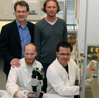 Bild: Das Wissenschaftlerteam (v.l.): Dr. Markus Damme und Björn Kowalewski (vorn) sowie Professor Dr. Thomas Dierks und Apl. Professor Dr. Torben Lübke (stehend).