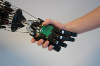 Bild: Shake hands on it: The German Research Foundation (DFG) has approved a further five years of funding for the Cluster of Excellence CITEC at Bielefeld University. Manual intelligence is just one of the topics studied by scientists at CITEC.