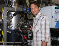 Bild: Dr. Patrick Oßwald analysiert Brennstoffe unter vergleichbaren Bedingungen
Foto: Universität Bielefeld
