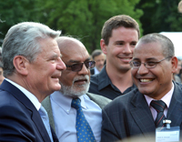Bild: Bundespräsident Joachim Gauck mit dem Bielefelder Gastwissenschaftler Professor Dr. Saleh Abdel-Mgeed Ahmed (rechts) beim Empfang der Alexander von Humboldt-Stiftung in Berlin. Foto: Humboldt-Stiftung/David Ausserhofer