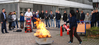 Bild: Die neuen Auszubildenden der Universität Bielefeld bei der Feuerübung