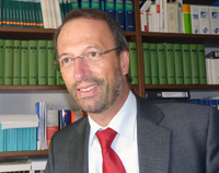 Bild: Die Universität Bielefeld verleiht eine Honorarprofessur an den auf Arbeitsrecht spezialisierten Rechtsanwalt Dr. Heinrich Gussen. Foto: Dr. Maria Jäger-Gussen